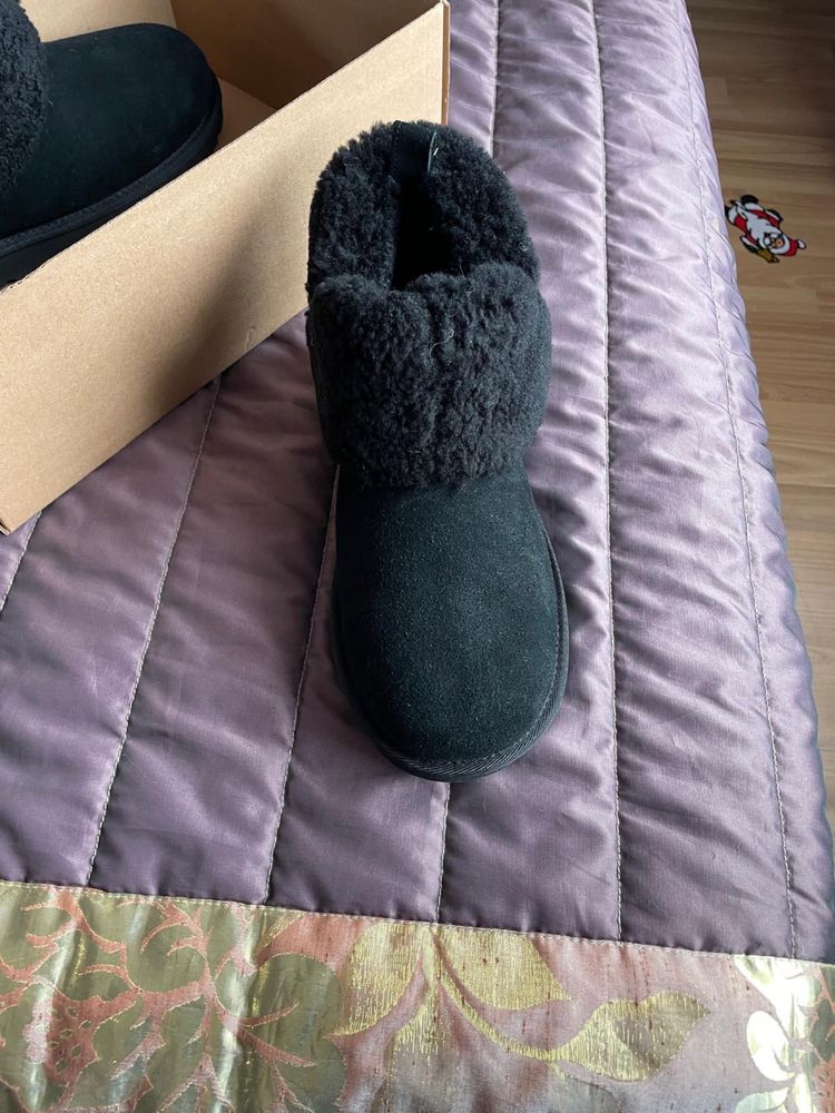 Vand o pereche UGG model nou, din America, marimea 40, noi, cadou