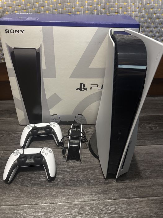 PlayStation 5,два джостика и док станция