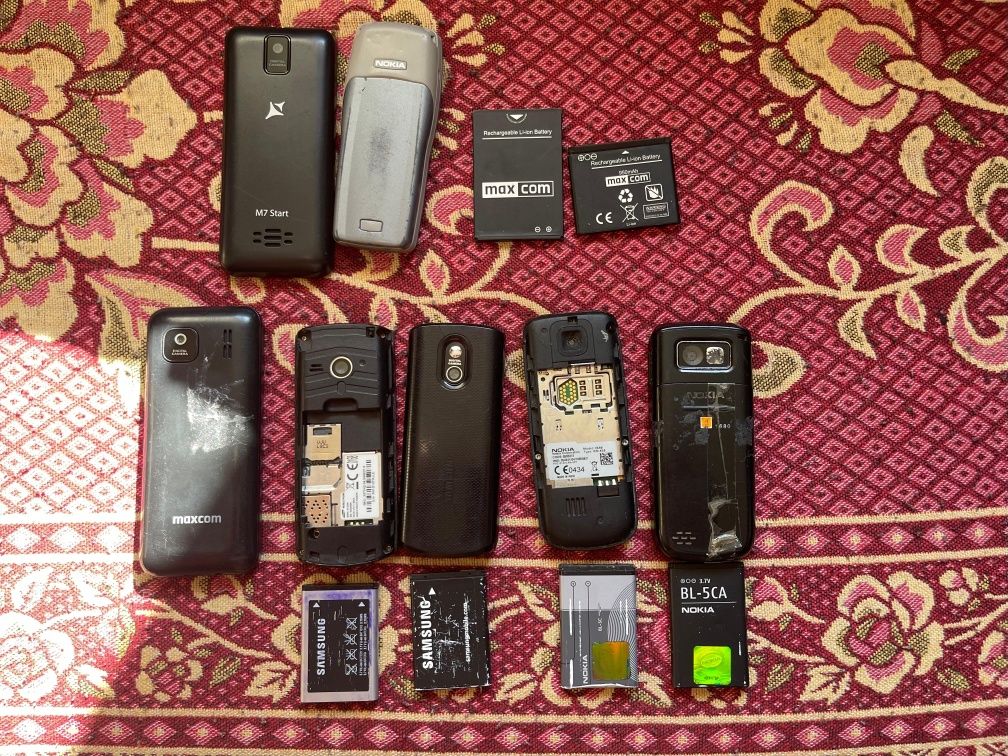 Vind lot telefoane sunt funcționale toate an afara 2 telefoane.necesiv