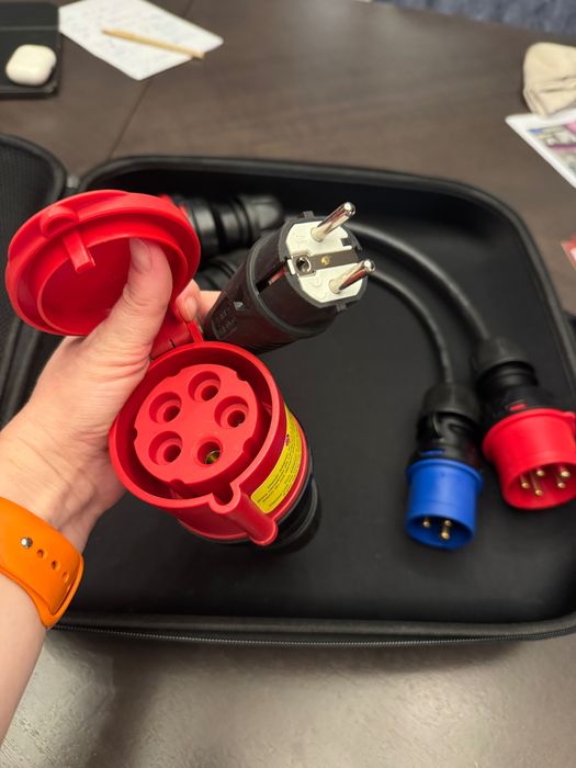 Комплект адаптери go-e Charger Gemini flex 22 kW + оригинален калъф