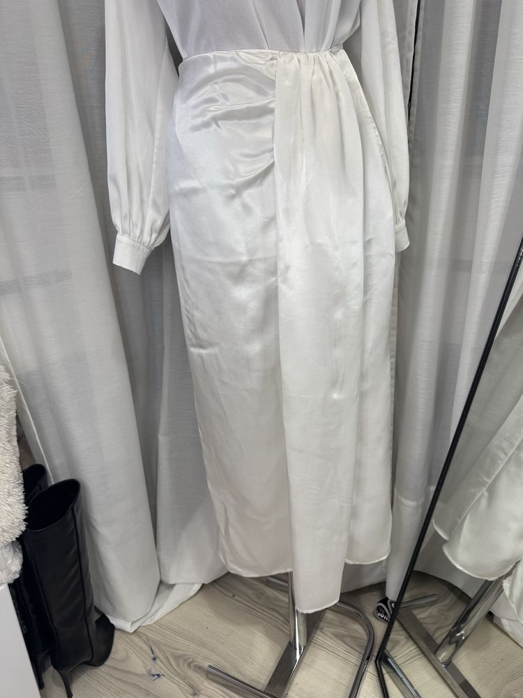 Fustă midi/ lungă satinată alb oyster cu drapaj elegant Zara marimea S