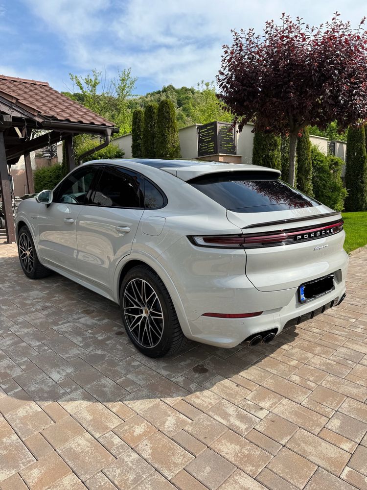 Noul Porsche Cayenne E-Hybrid Coupe