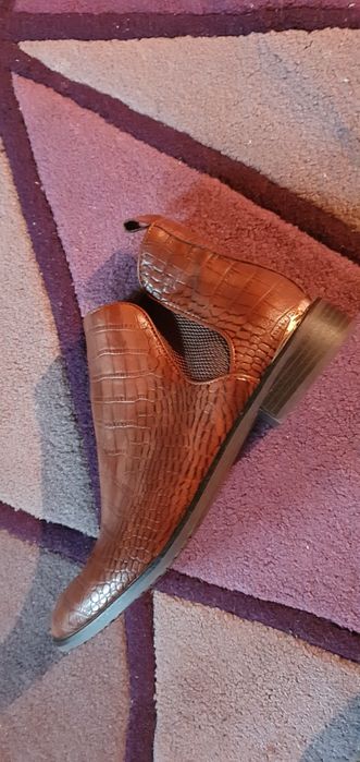 Vand ghetute noi mărimea 37