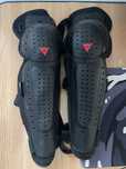 Vând genunchiere moto Dainese Knee V E1