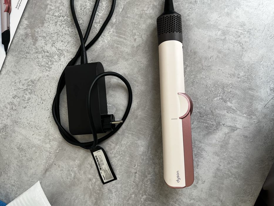 Продам фен выррямитель Dyson airstrait. Продам Дайсон Эйрстрейт.