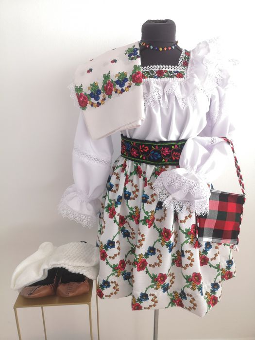 Costum popular de Maramureș pentru Doamne complet