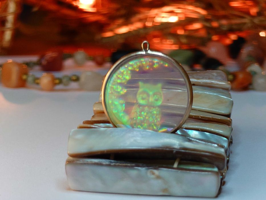 Pandantiv vintage din aur 9K – bufniță holografică pe semilună