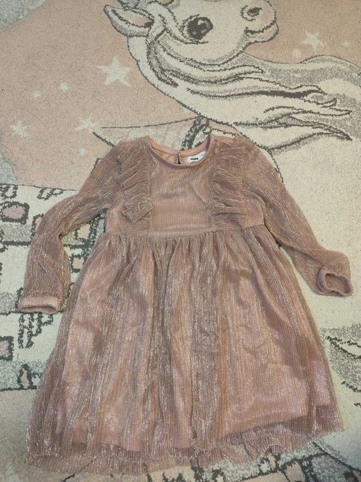 Подарявам дрехи за 2-3 години якета и рокля, лично предаване