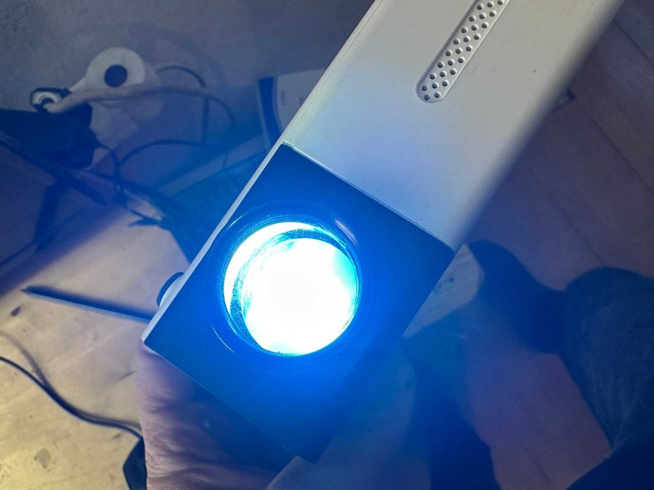 Videoproiector portabil, HD 1080p, 30.000 ore, cu difuzoare integrate