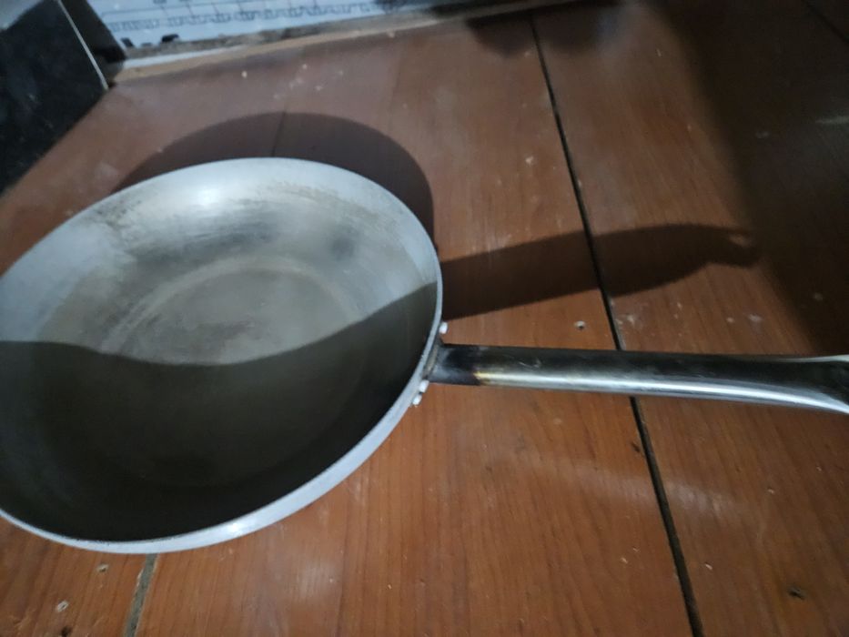 Сковородка сотилади.