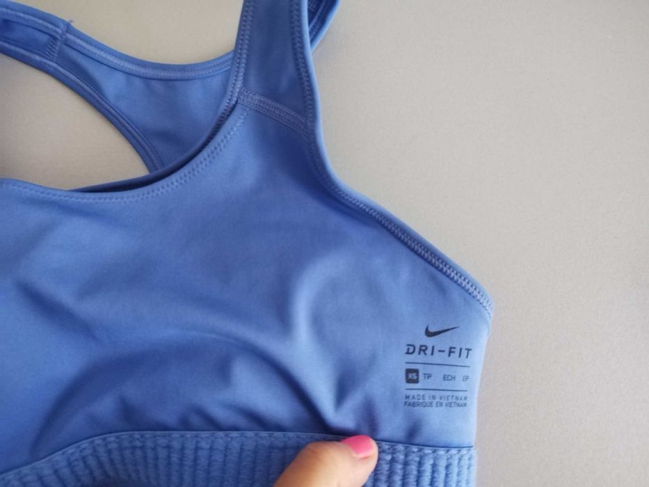Спортни бюстиета nike