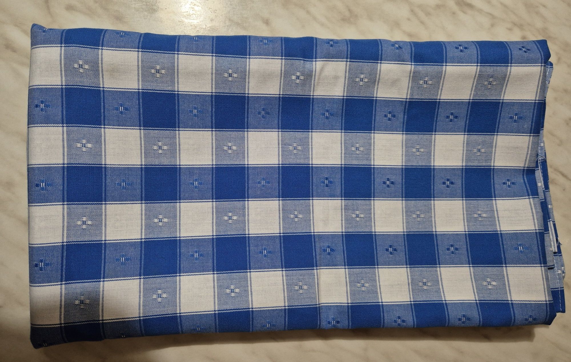 Față de masă rotundă/dreptunghiulară + șervețele/naproane de masă noi