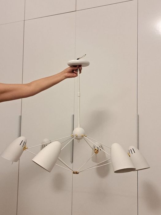 Продам белую люстру