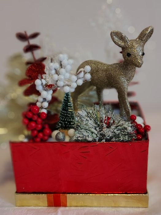 Aranjament Crăciun Premium – Iisus Prunc, decor alb-roșu, cadou deoseb