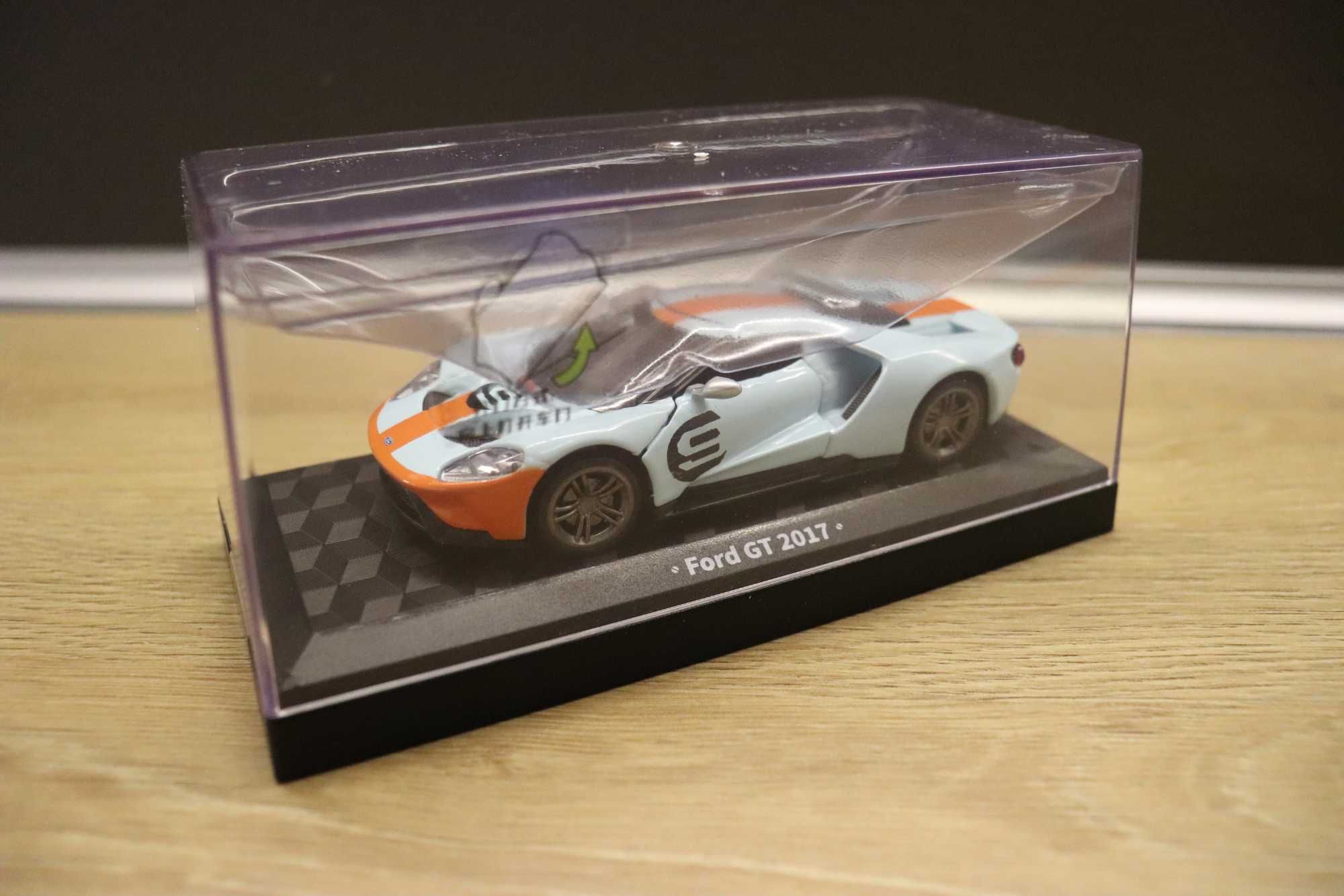 Умалени модели на състезателни коли BMW M6 Bentley Lamborghini 1:43