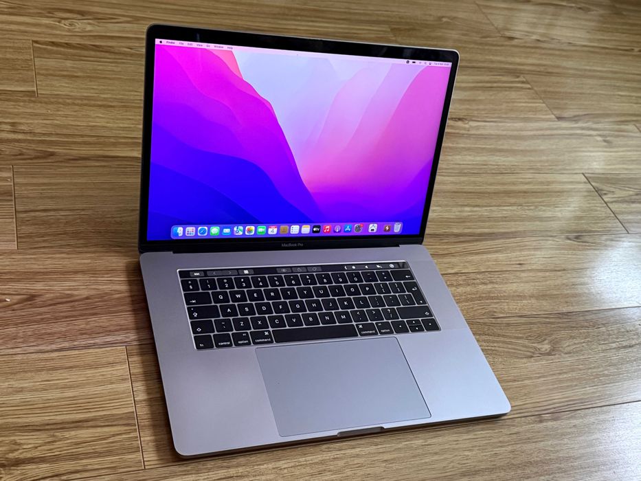 MacBook Pro 15 TouchBar`Core i7-6700HQ/16GB RAM/256GB SSD/AMD Pro 450