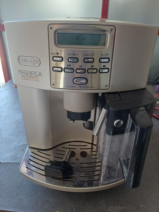 2 aparate de cafea Delonghi Magnifica Cappuccino