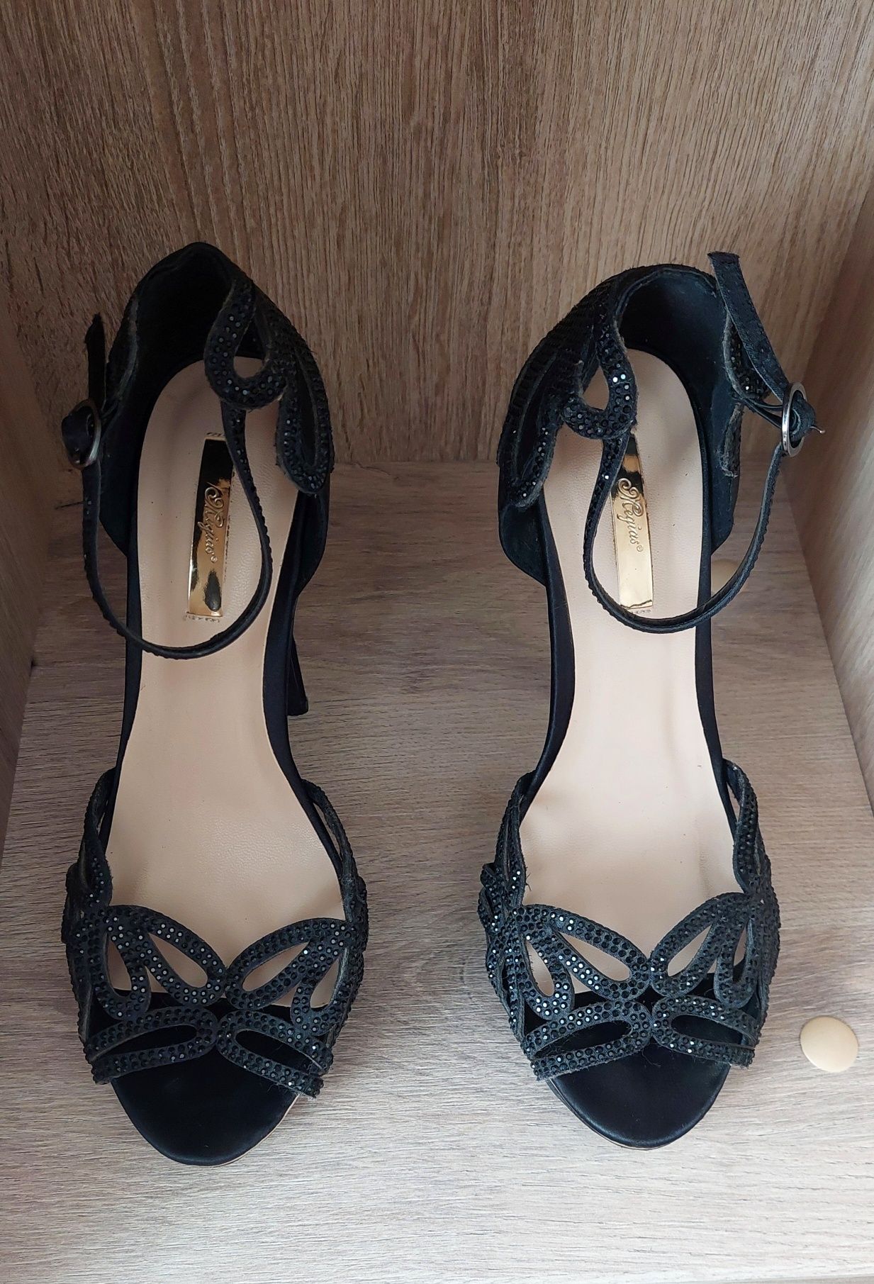 Елегантни дамски сандали на ток-черни с камъни