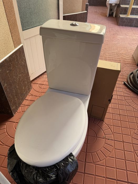 Продаю унитазы,раквина и зеркало