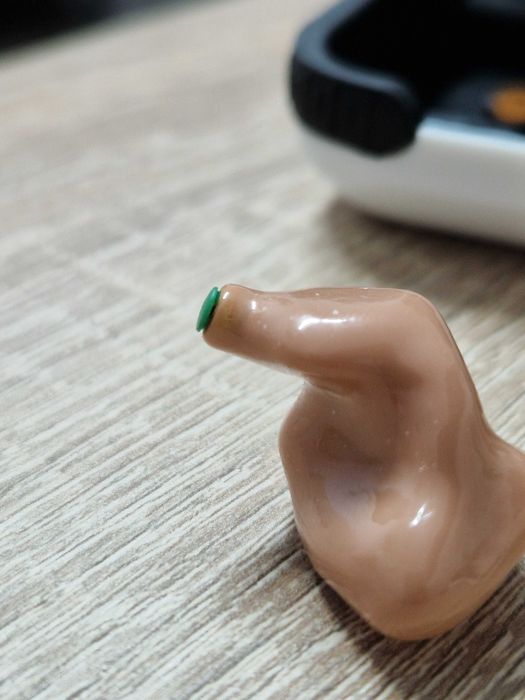 Aparat auditiv /Proteza auditiva CIC, în interiorul urechii. Stanga.