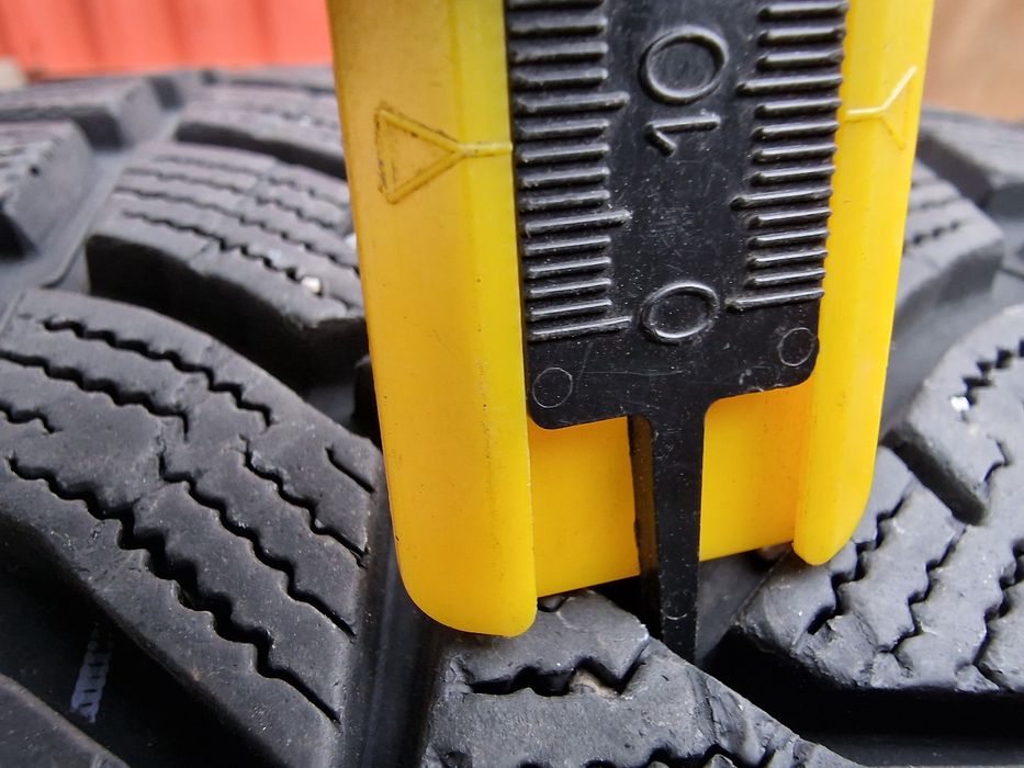 Anvelope 245/40R19 marca Dunlop, M+S, 8 mm