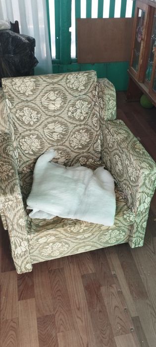 Кресло б/у в среднем состоянии.