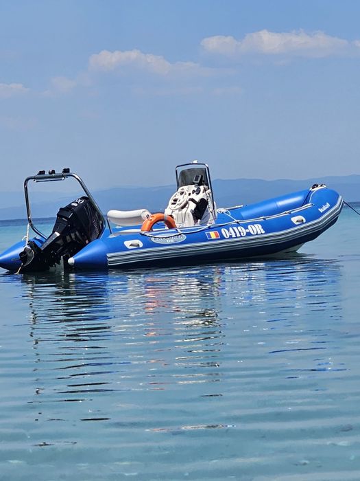 Barcă gonflabilă cu chila rigidă RIB Bombard 600 DB cu motor 90 CP