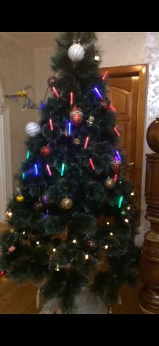 Новогодняя ёлка с игрушками и гирляндами