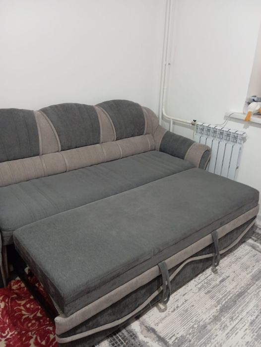 Диван вместе с креслом.