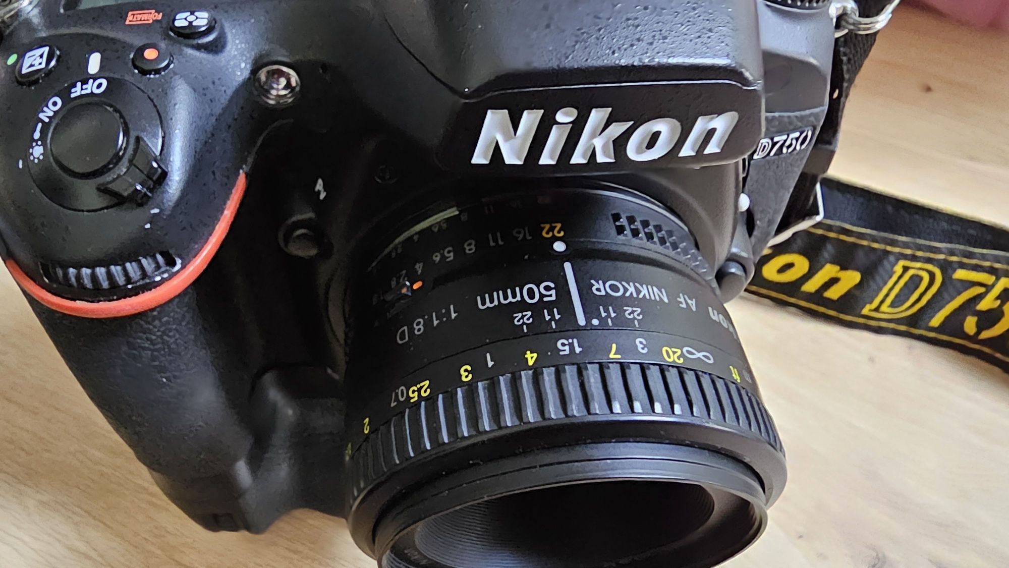 Camera foto DSLR Nikon D750 cu obiectiv Nikkor 50mm F1:1.8D si grip MB