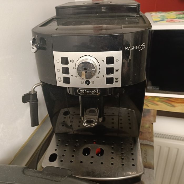 Vând aparat de cafea Delonghi Magnifica S