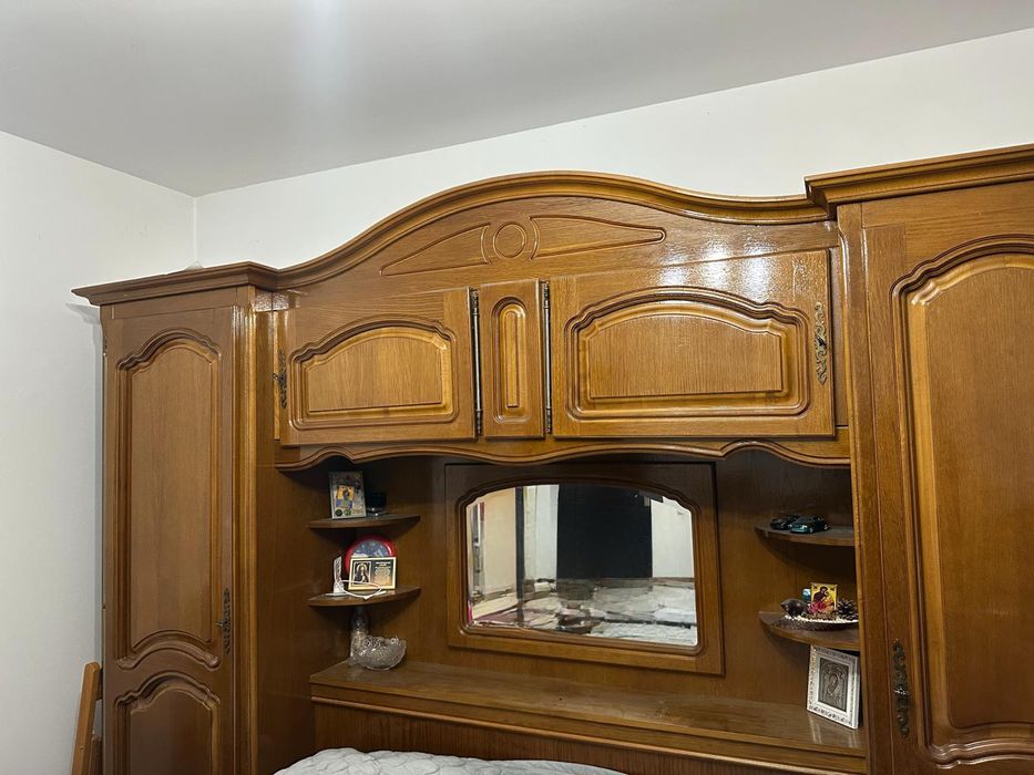 Dormitor din lemn masiv cu pat 150x190oglindă – stare excelenta și c