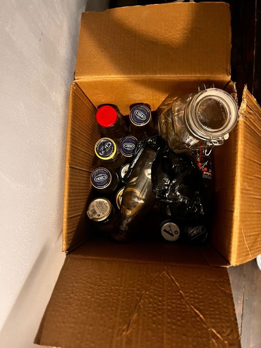 Borcane din sticla si vesela in stare foarte buna