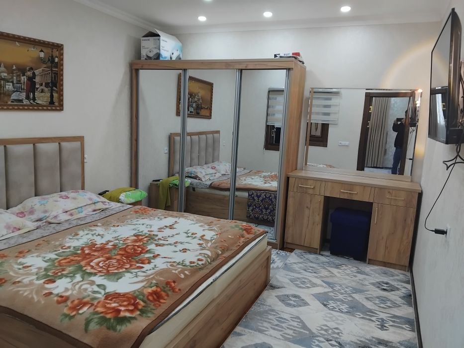 Qarshi shaxar kup qavatlik dom 1 etajdan 5 xonalik uy.