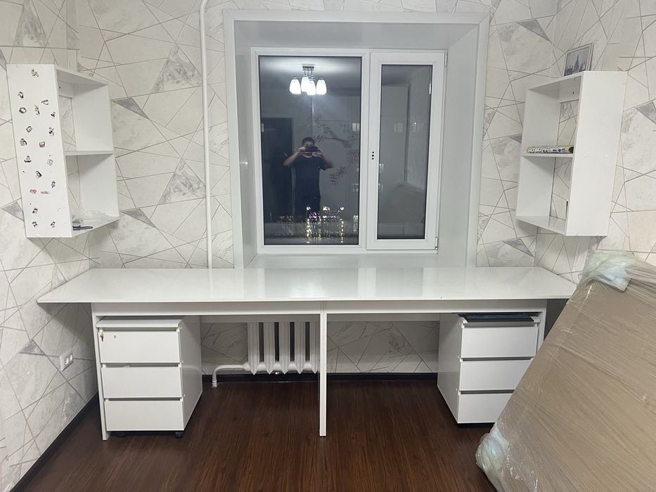 Срочно !!! Продам стол учебный с тумочкой и шкафчиками