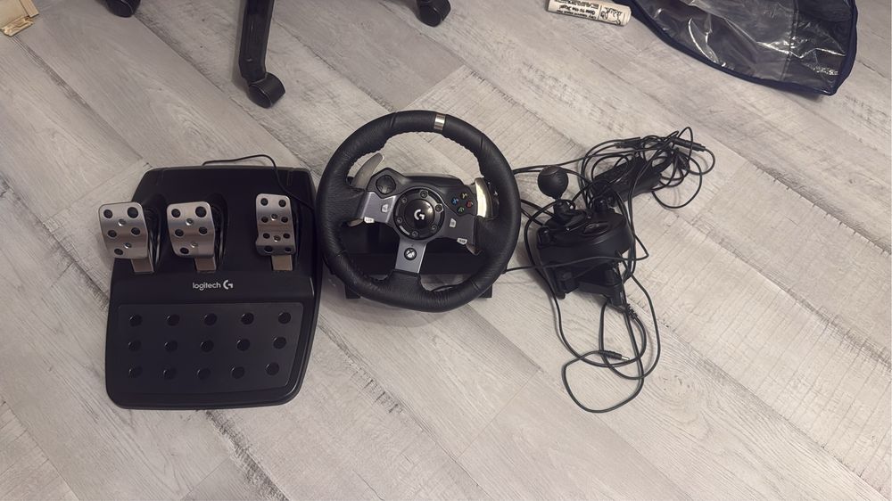 Volan Gaming G920 (pedale si schimbator)