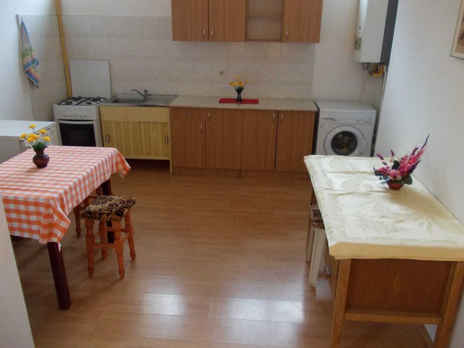 Inchiriez garsoniera 35 mp zona Parcul Sub Arini 250 euro