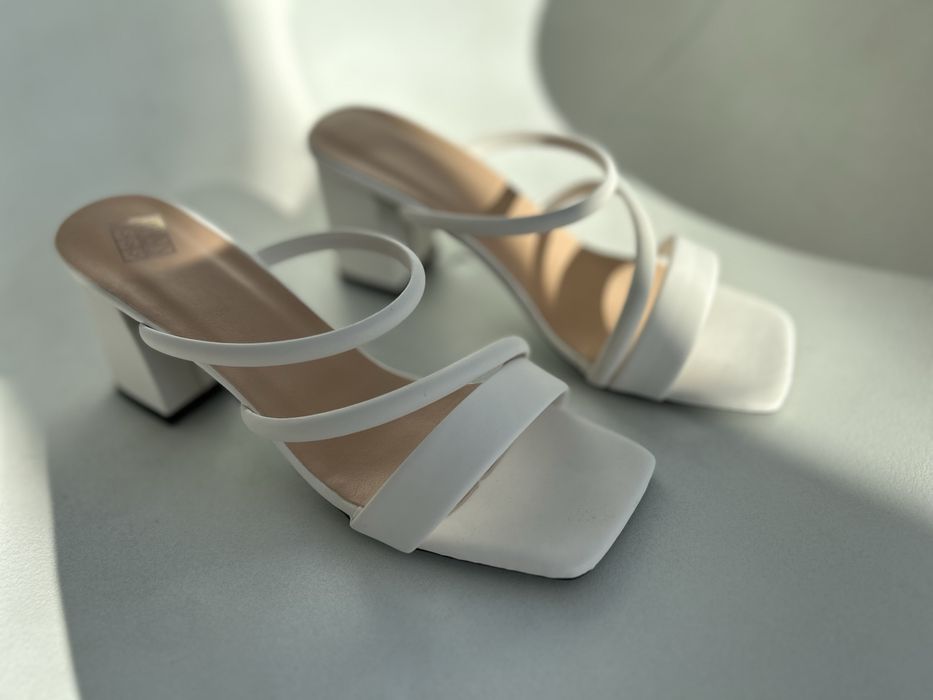 Sandale elegante, albe, cu toc gros și vârf pătrat