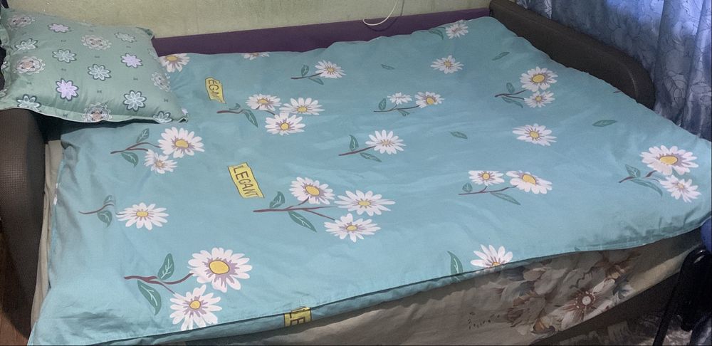 диван в отличном состоянии собирается есть ящики для хранения вещей