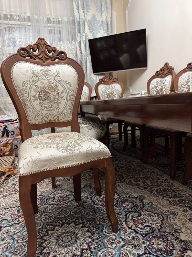 Стол со стульями
