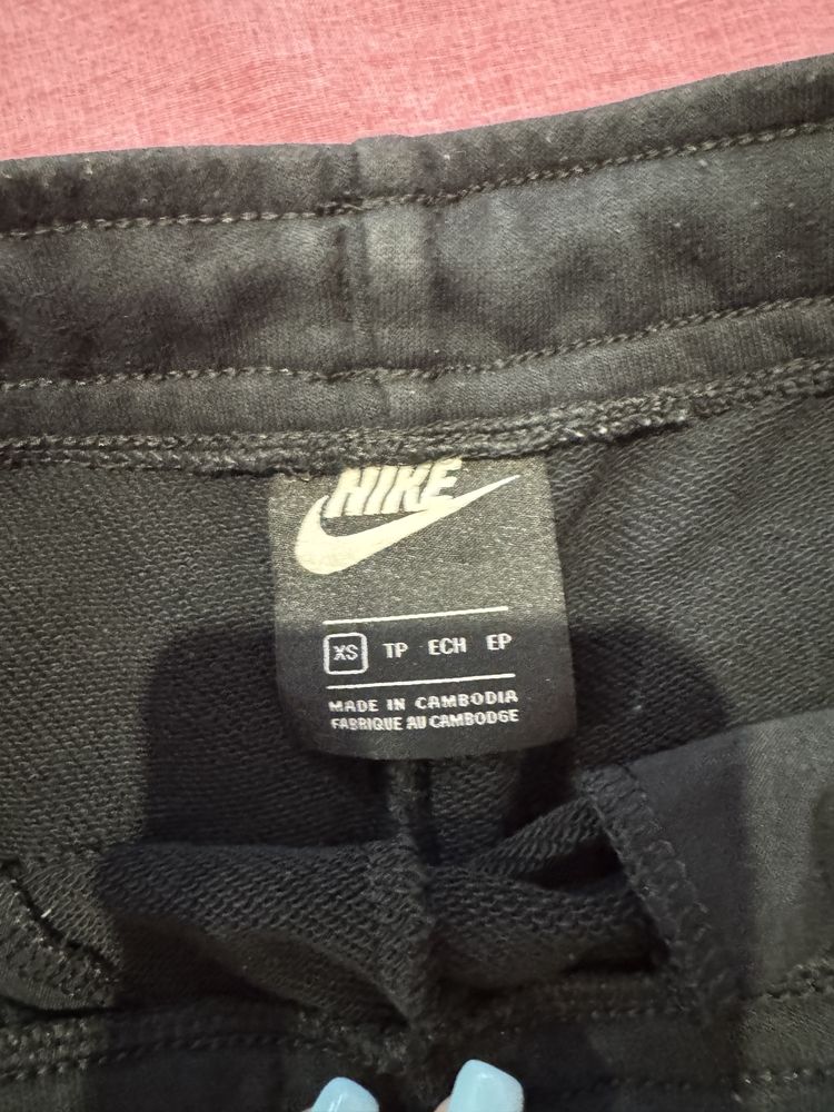 Къси дамски спортни гащи Nike