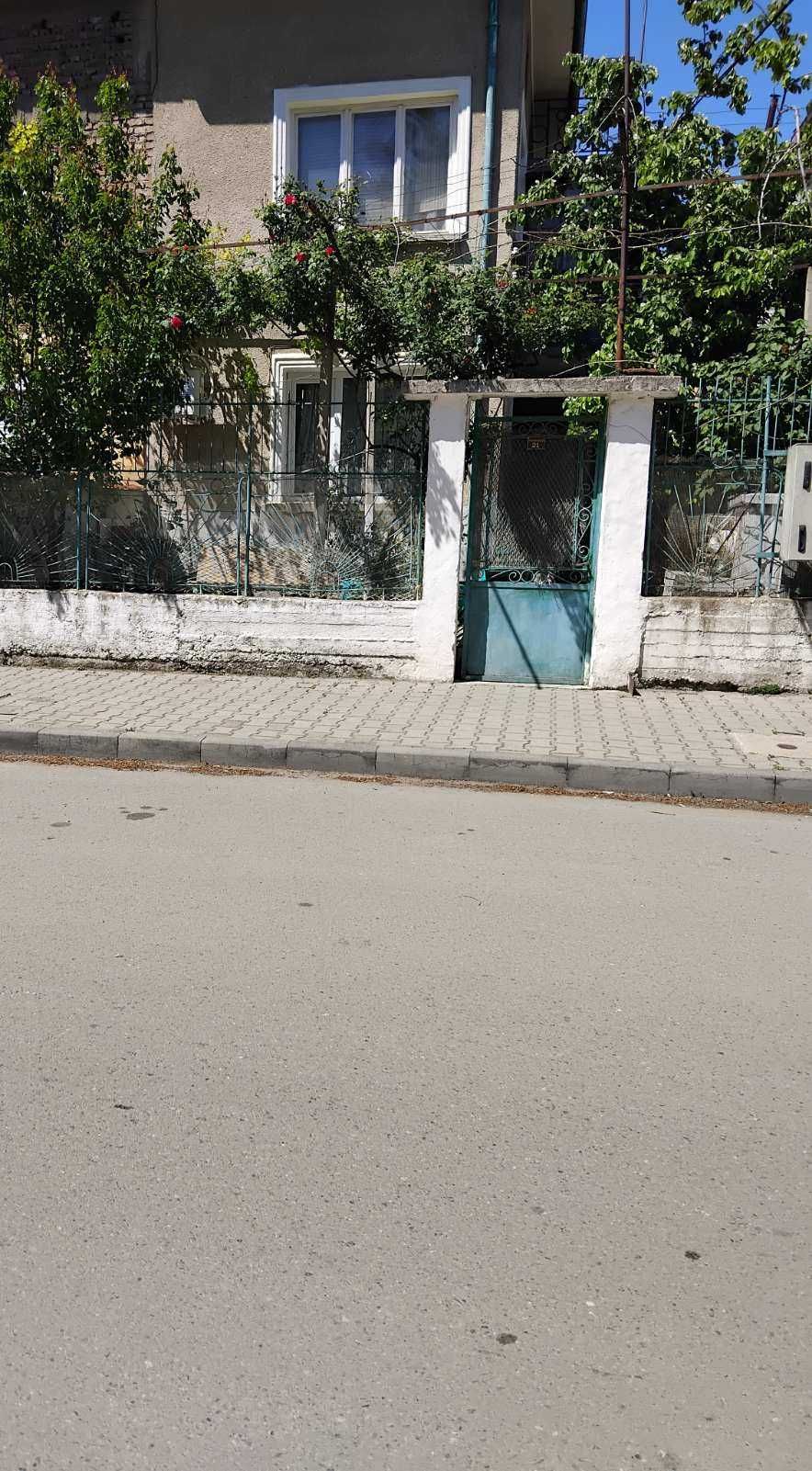 Продавам двуетажна къща близнак