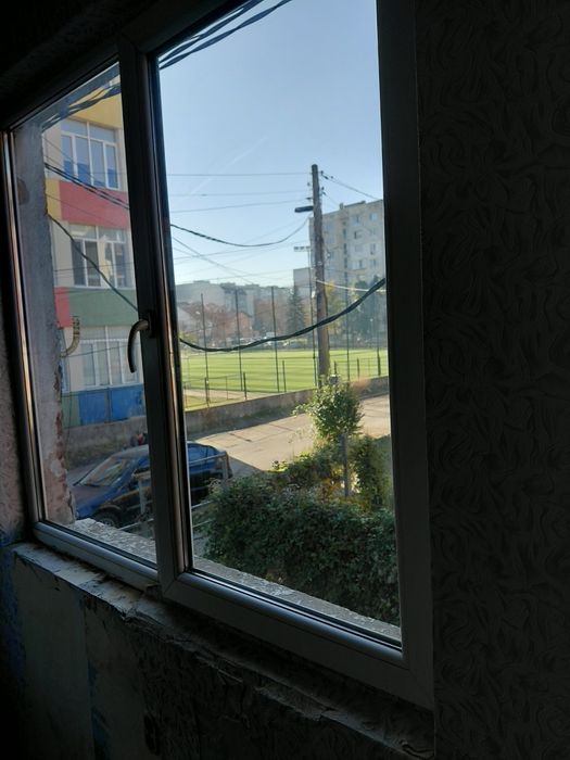 PVC прозореца с едно крило отваря едно и алуминиева врата плъзгаща за