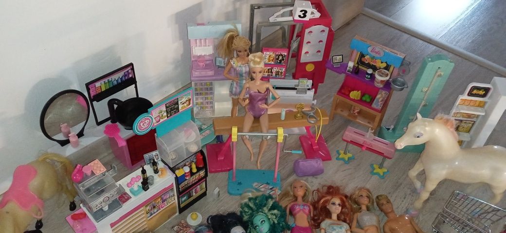 Lot xxl Barbie ,accesorii si 7 Monster High ,seturi multe,colectie