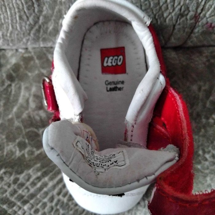 Розови пантофки и буйки LEGO бяло и червено