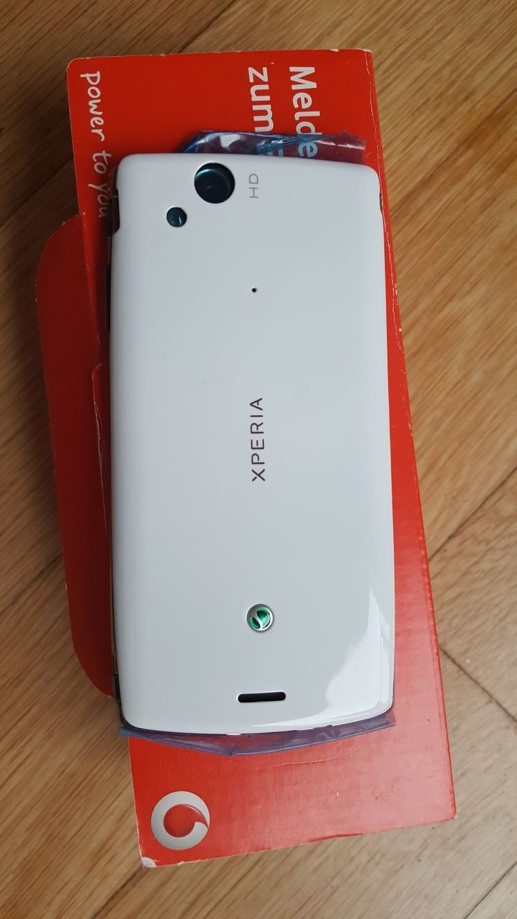 Sony Ericsson Xperia Arc чисто нов в кутия