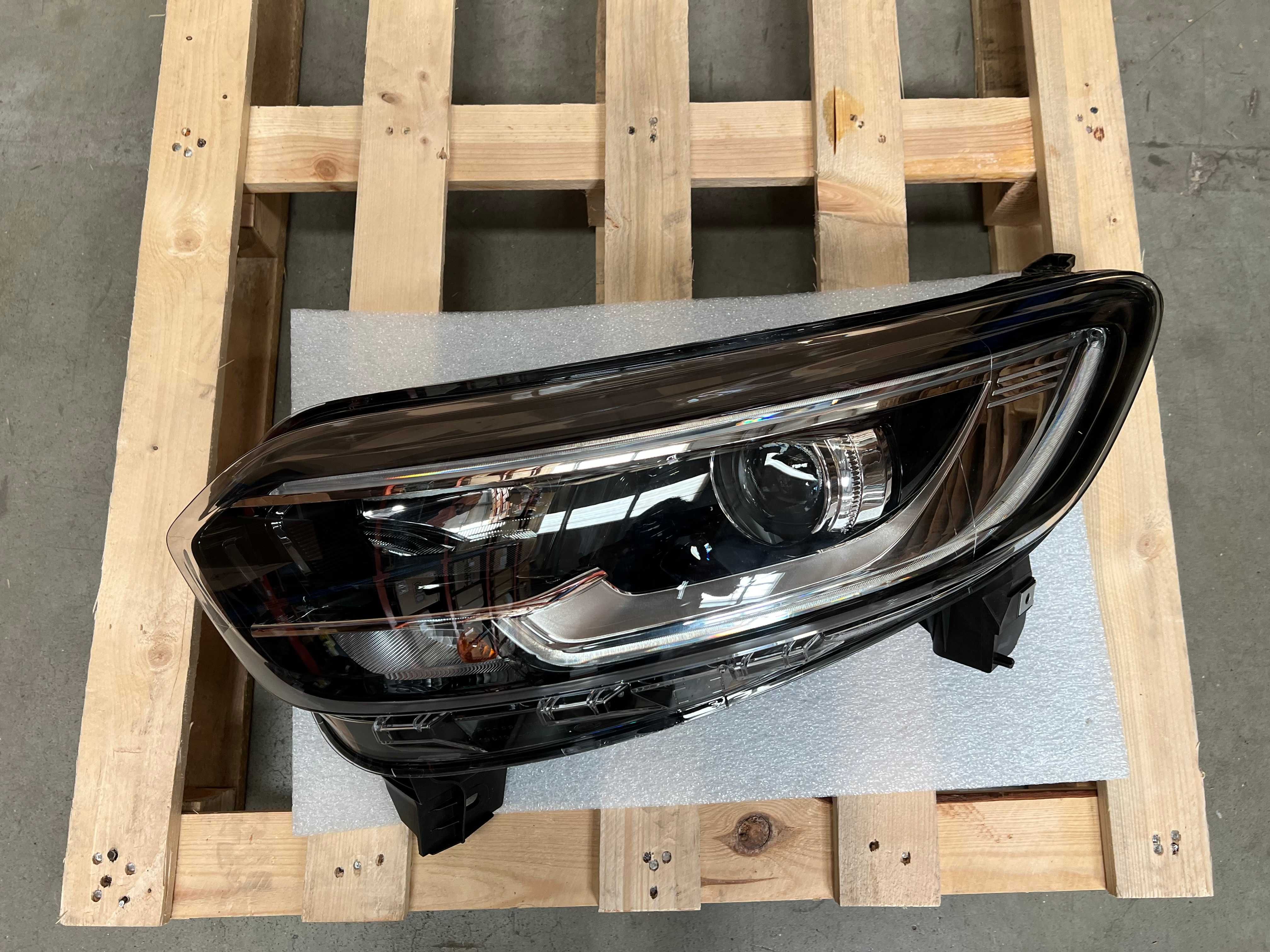 Far stanga nou Led Renault Kadjar