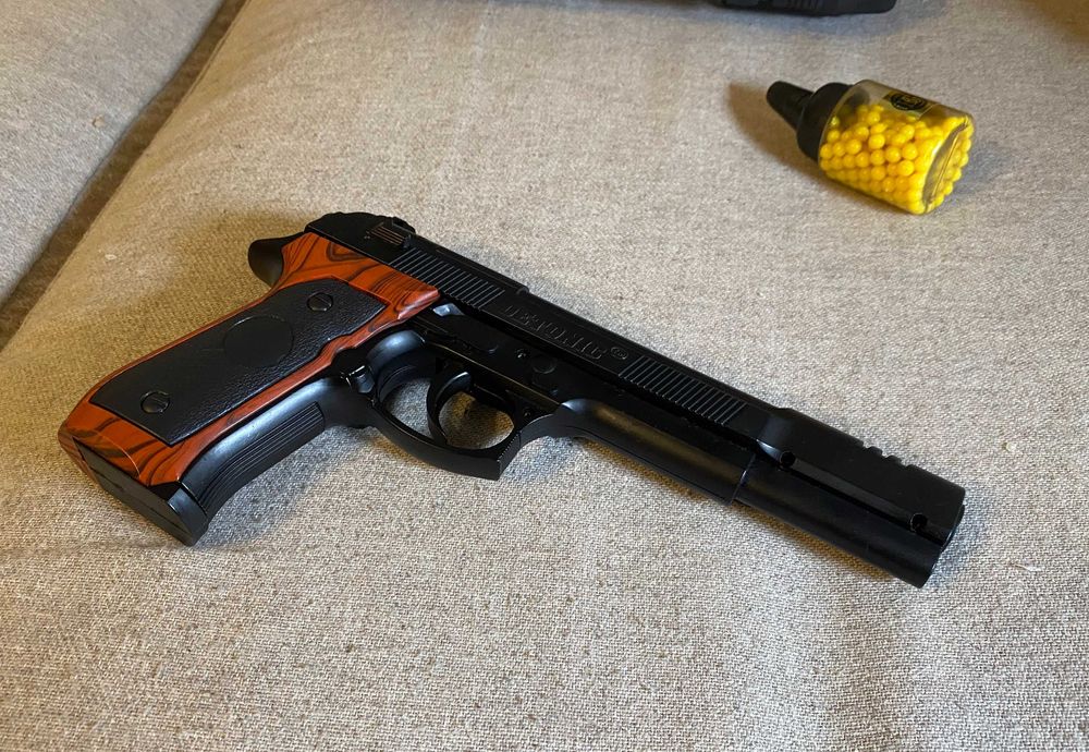 Pistol actionare arc incarcator bile si cutie transport