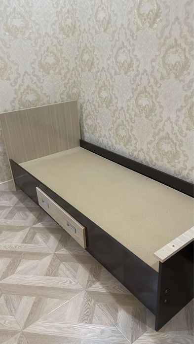 Мебель: стол и кровать (детский)