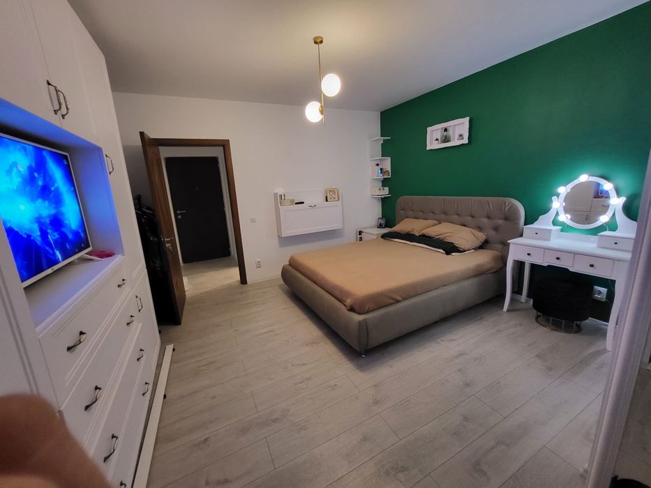 Vand apartament cu 2 camere si parcare privata